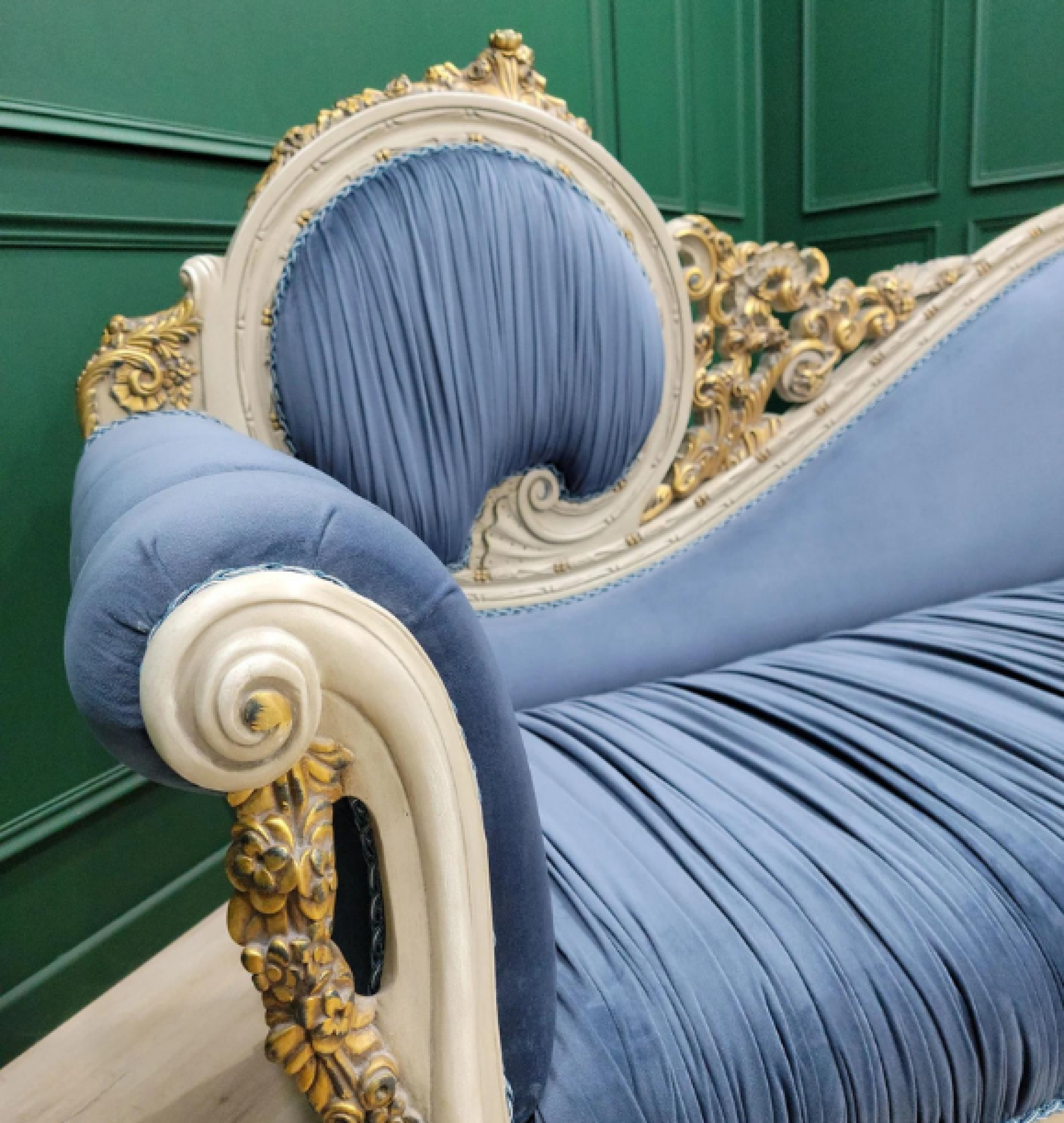 sapphire chaise