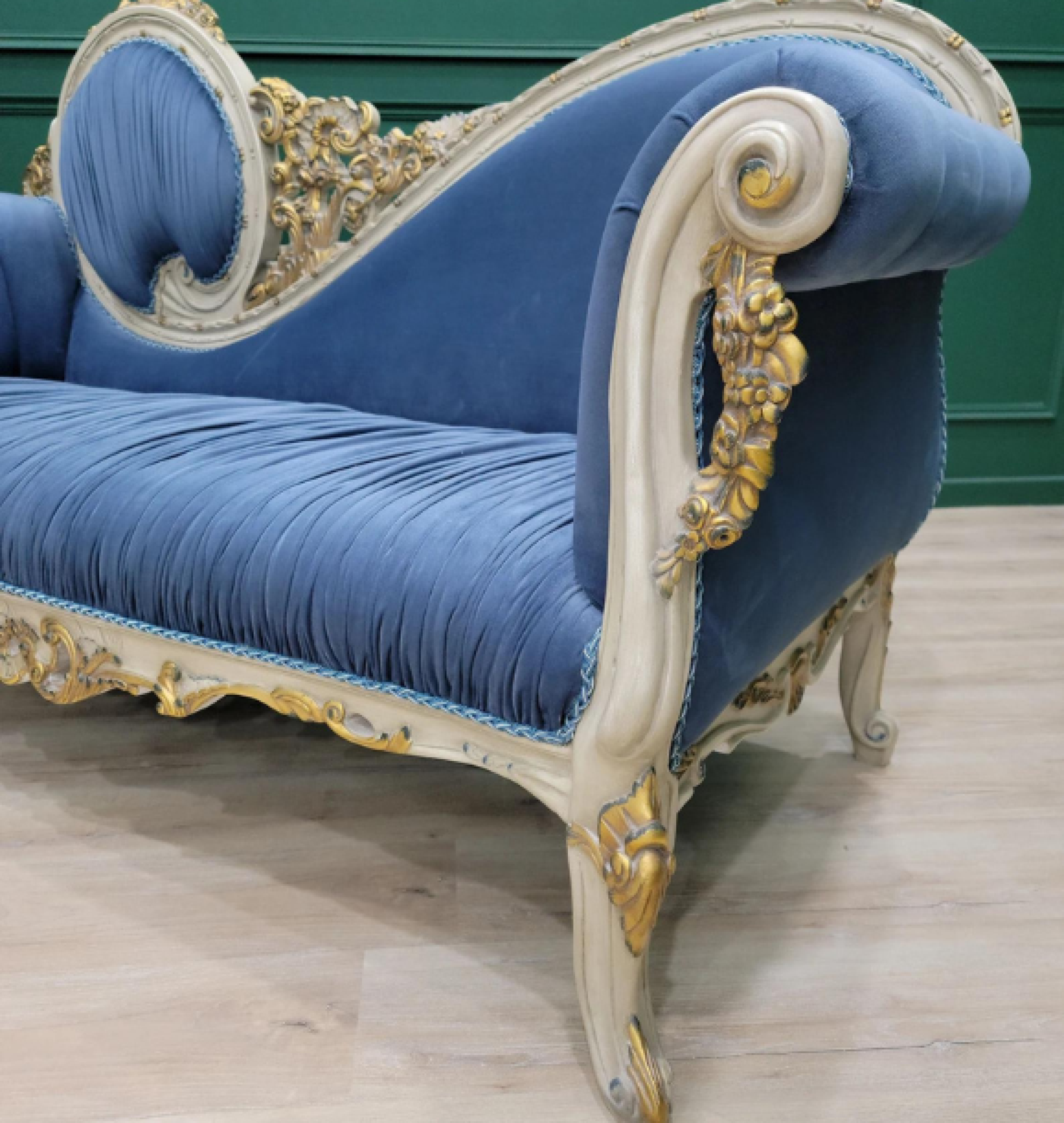 sapphire chaise