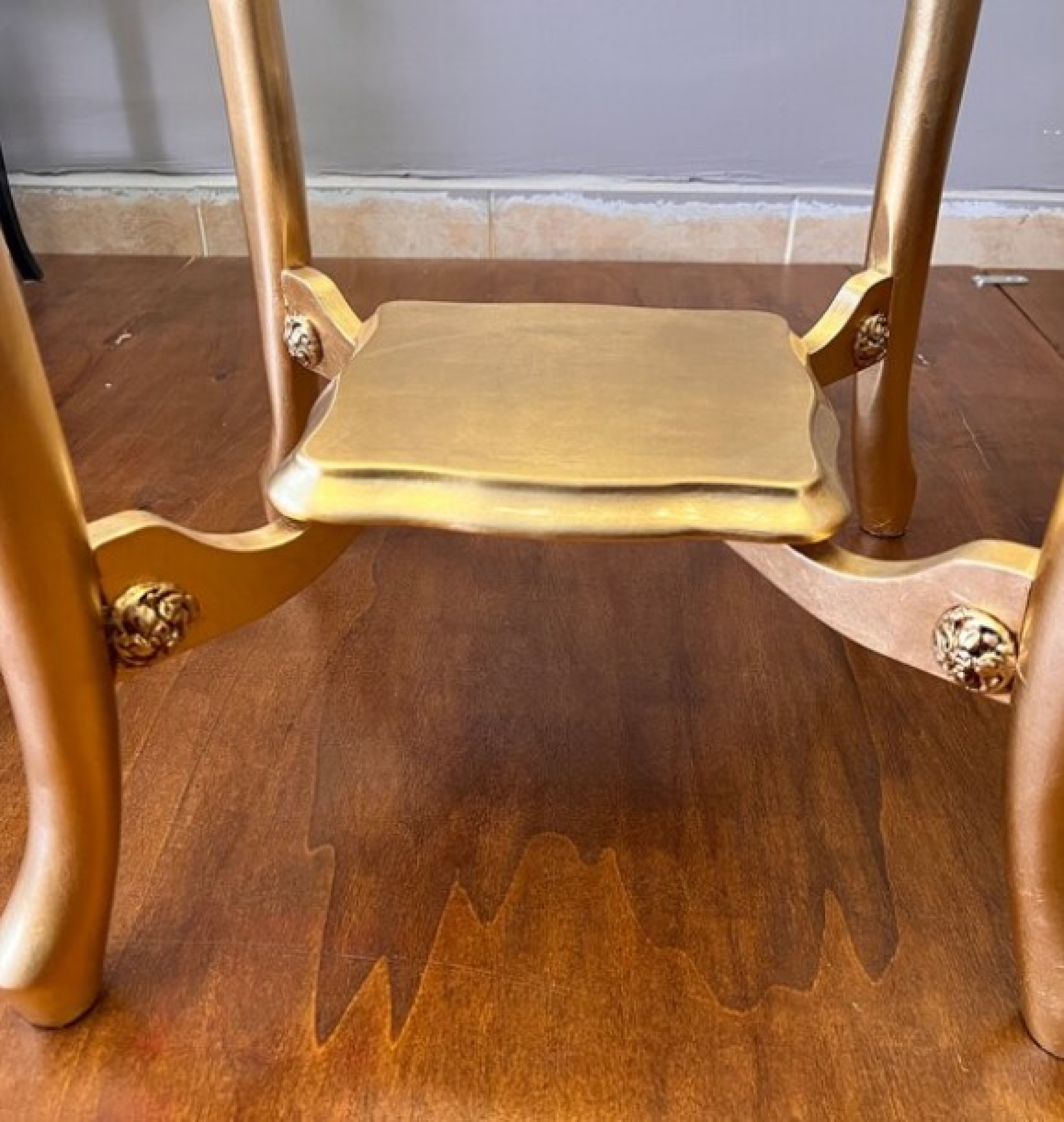 gold table
