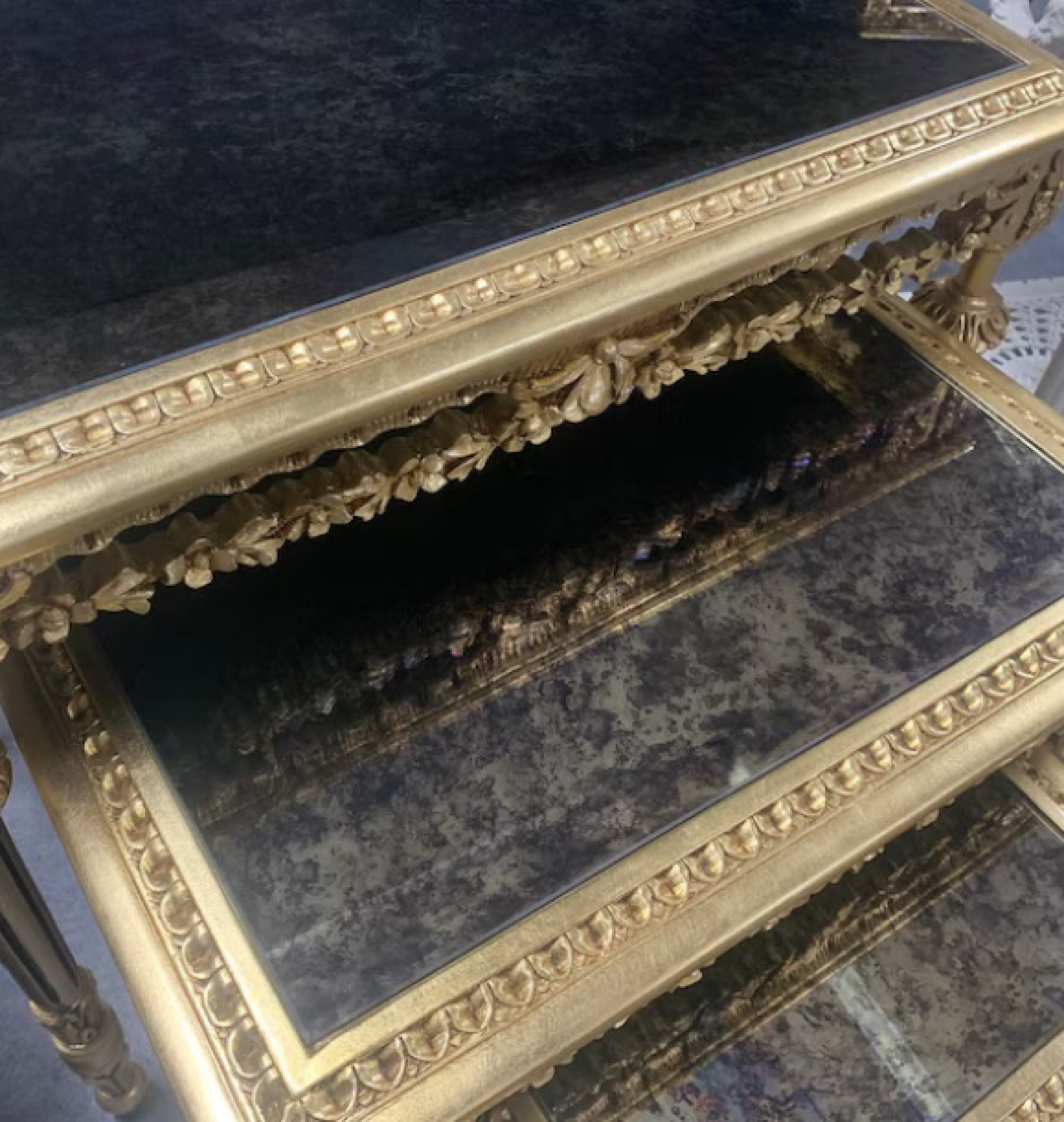 gold table