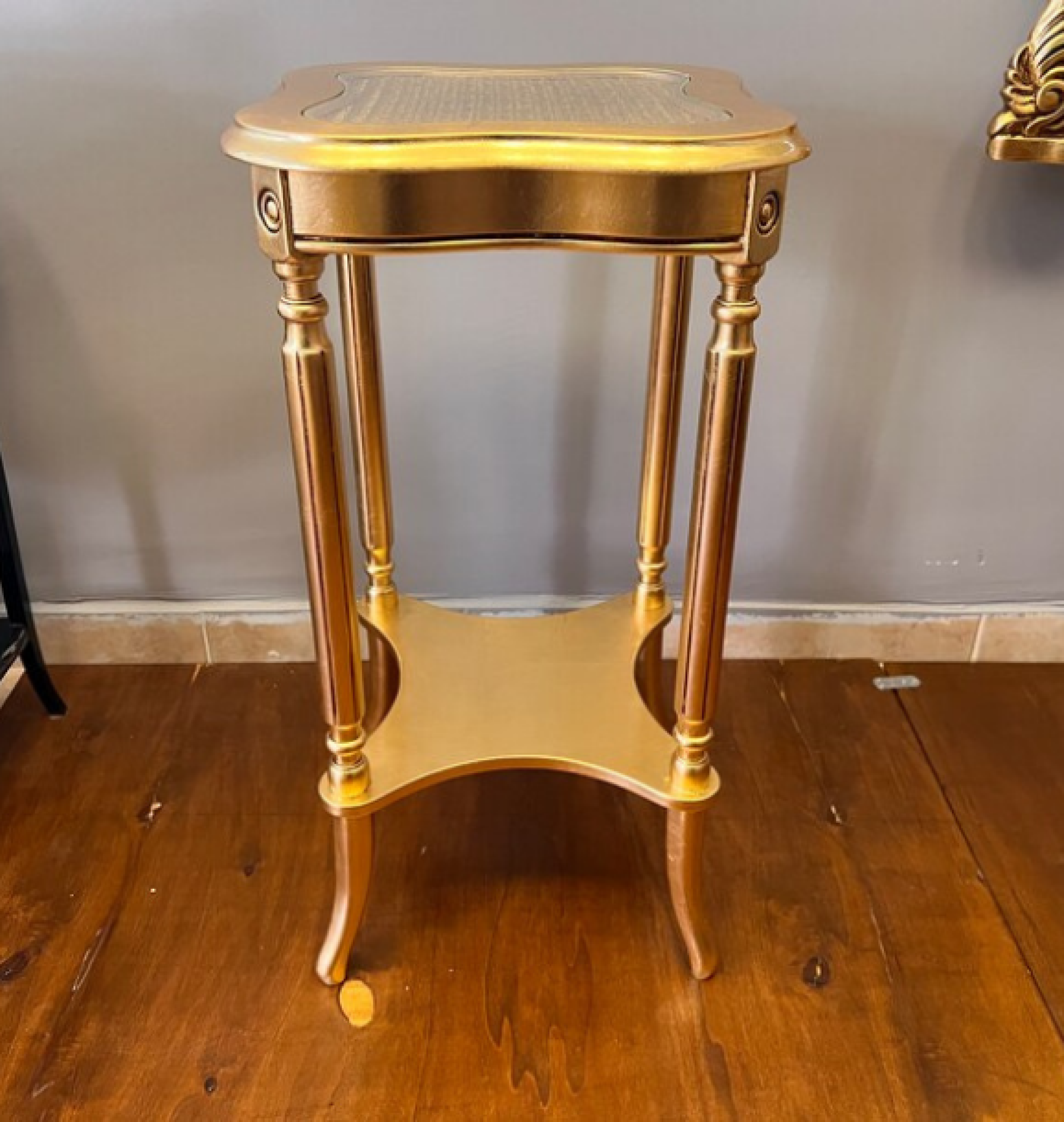 gold table