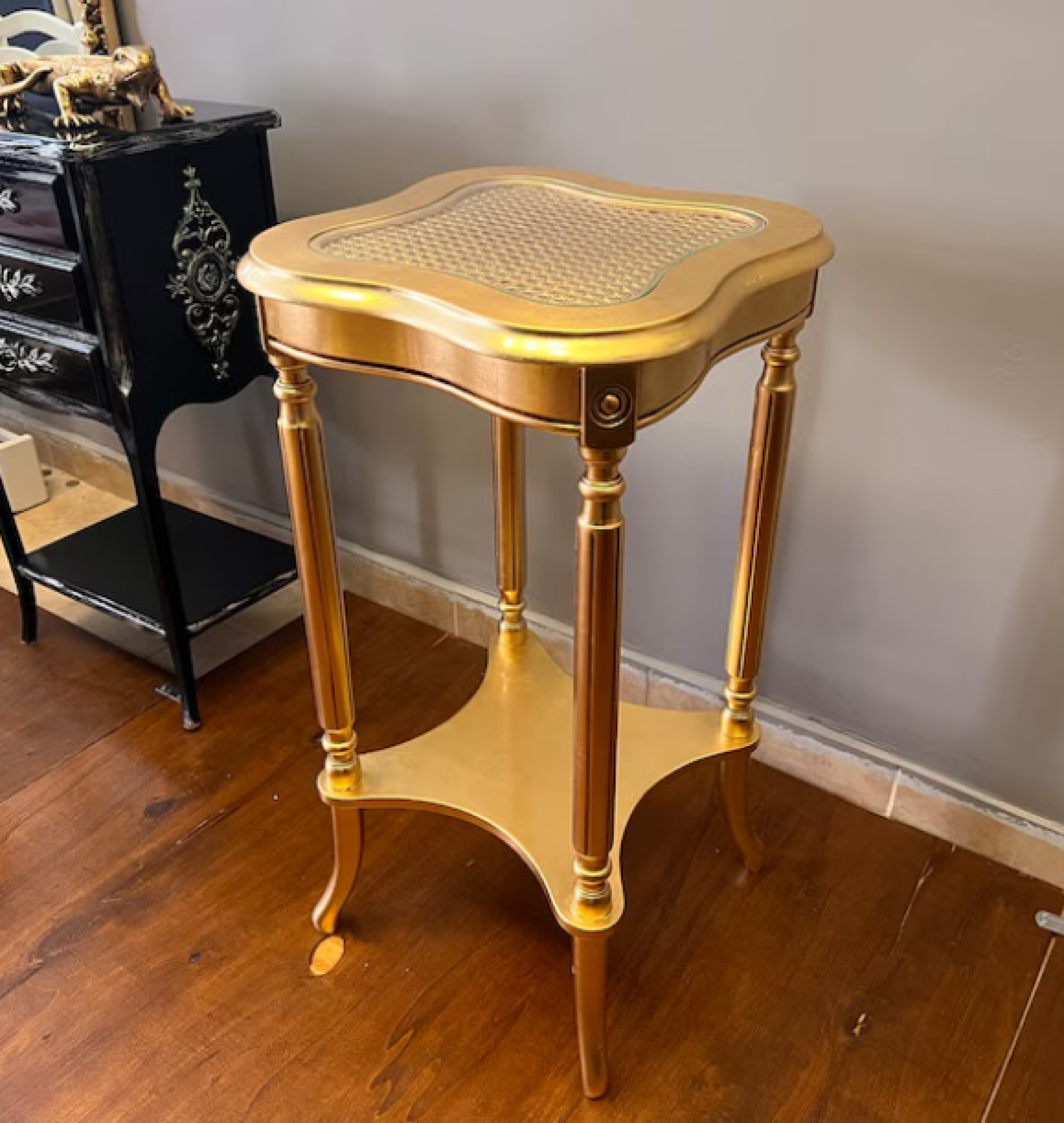 gold table