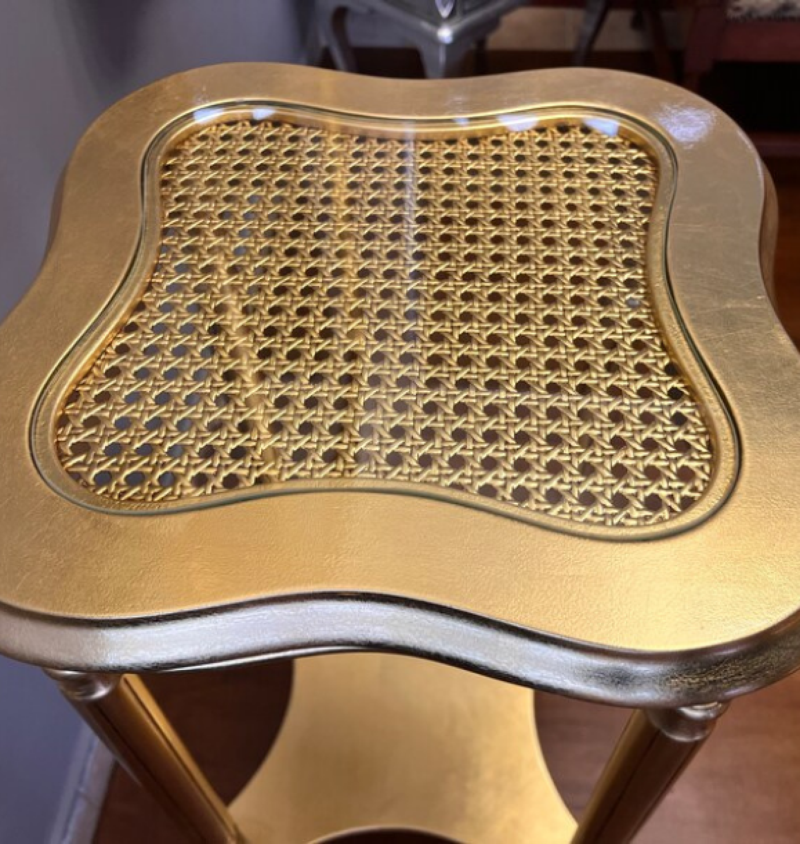 gold table