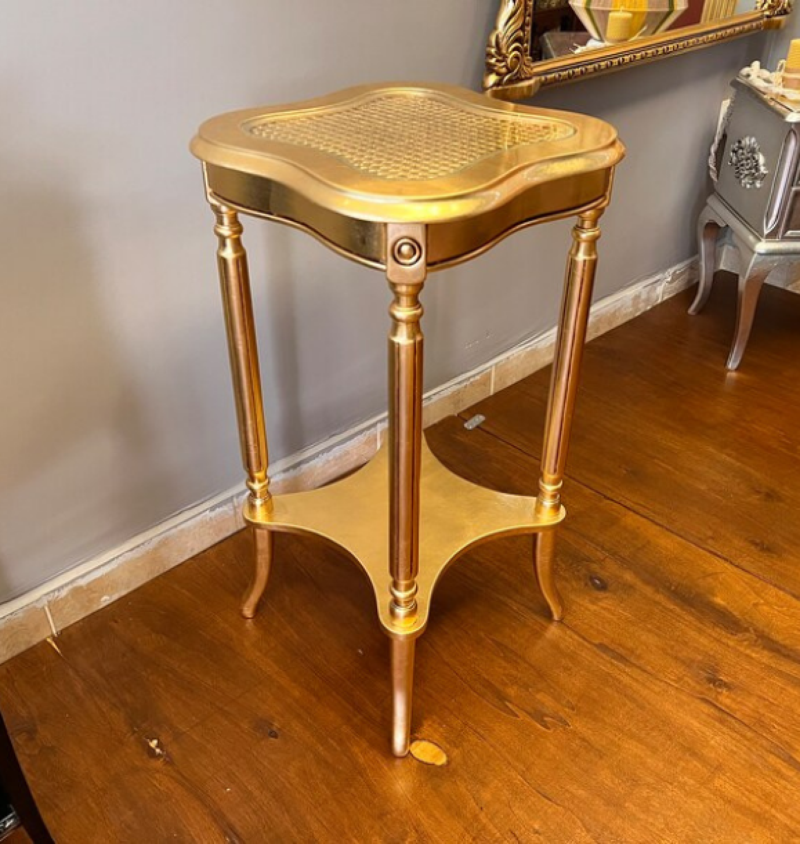 gold table
