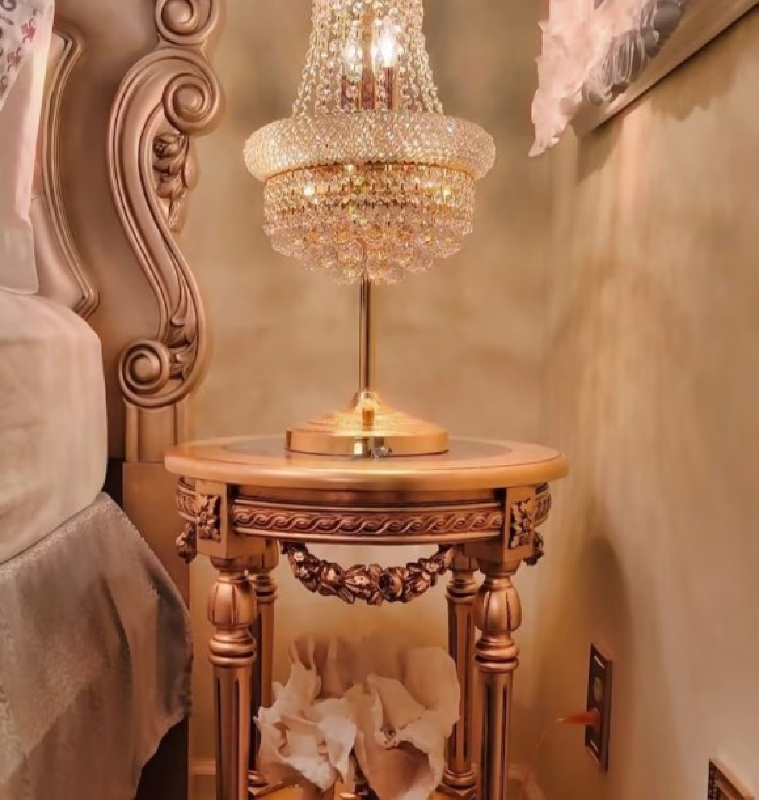 gold table