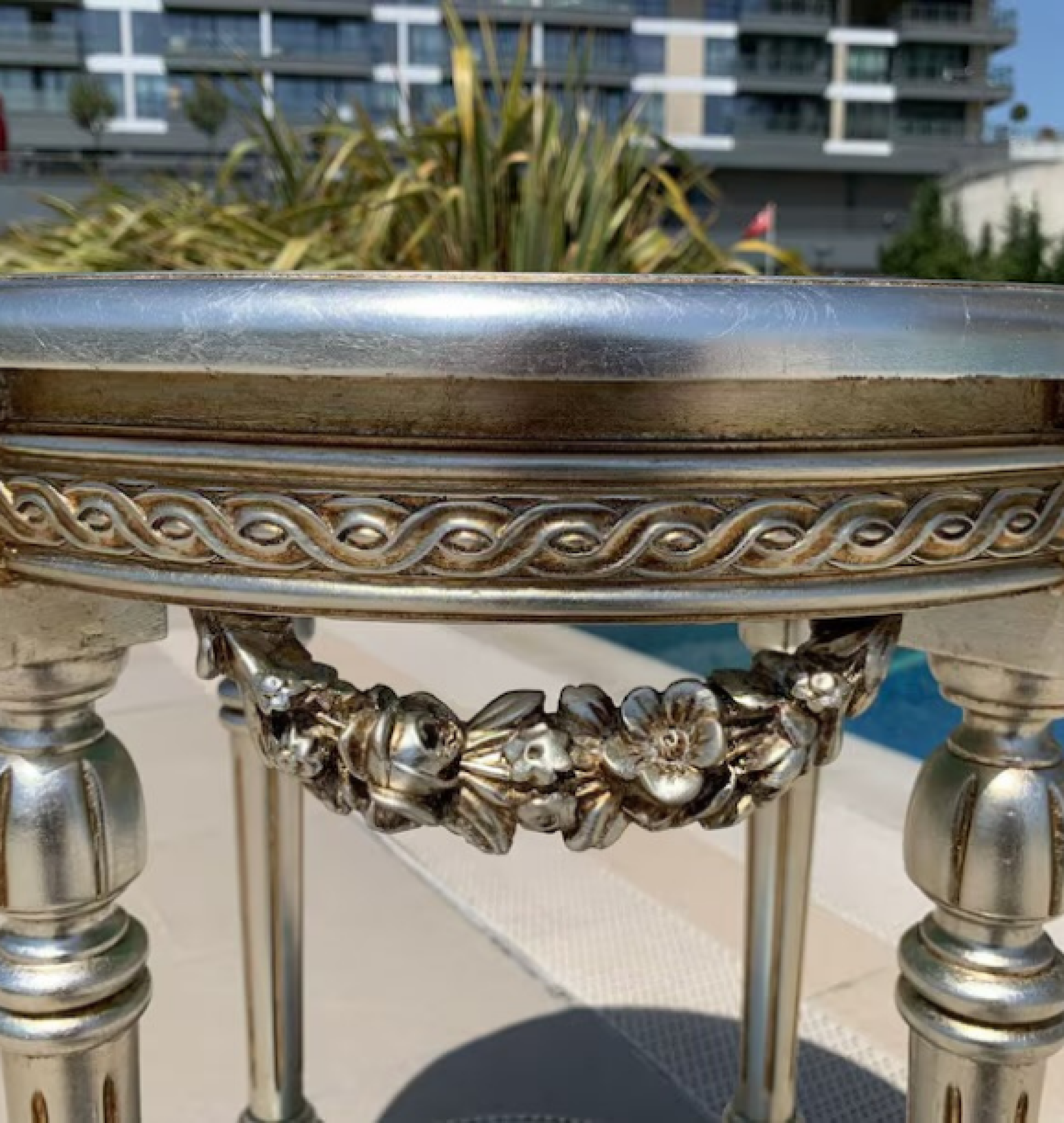 gold table