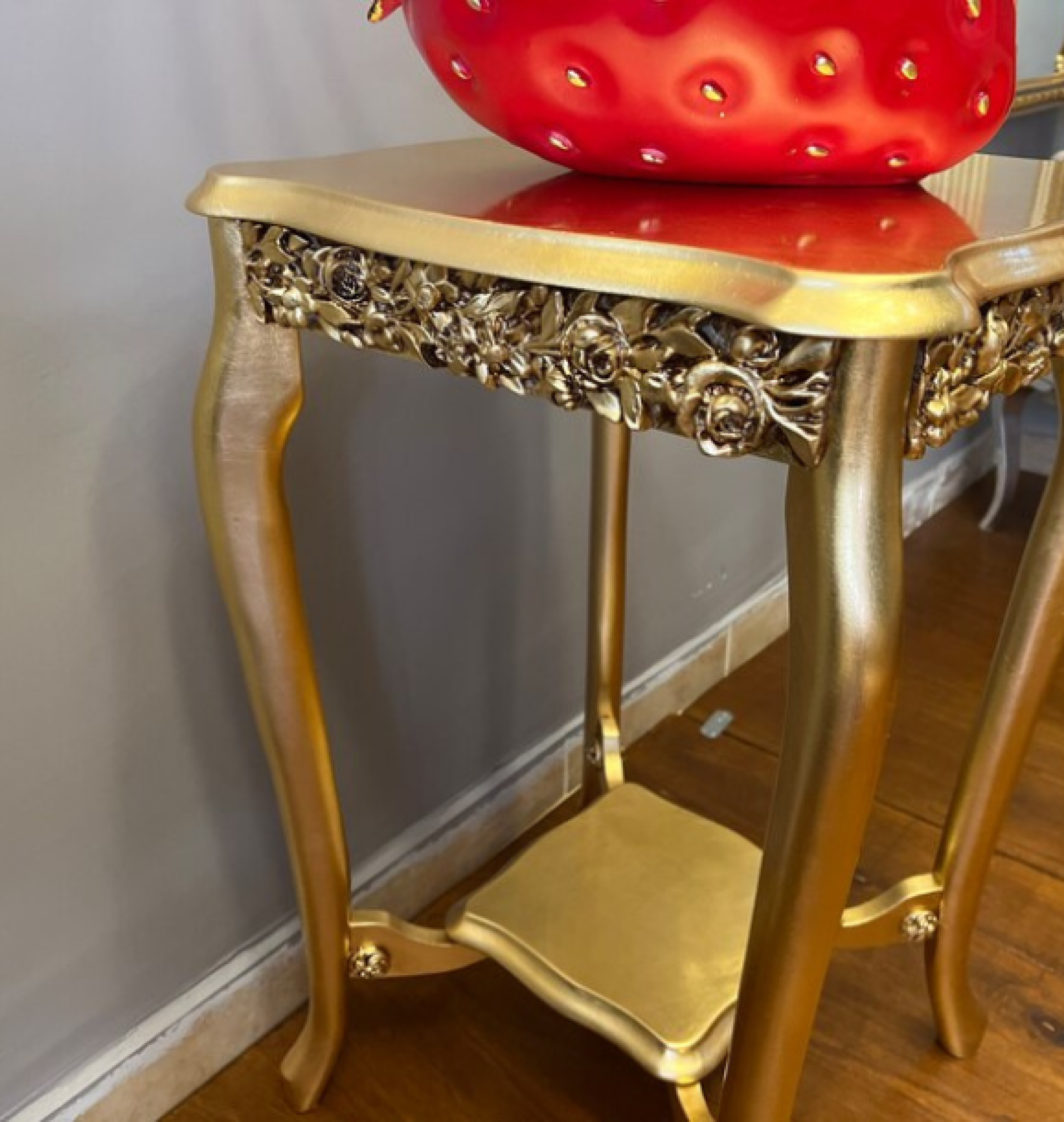 gold table
