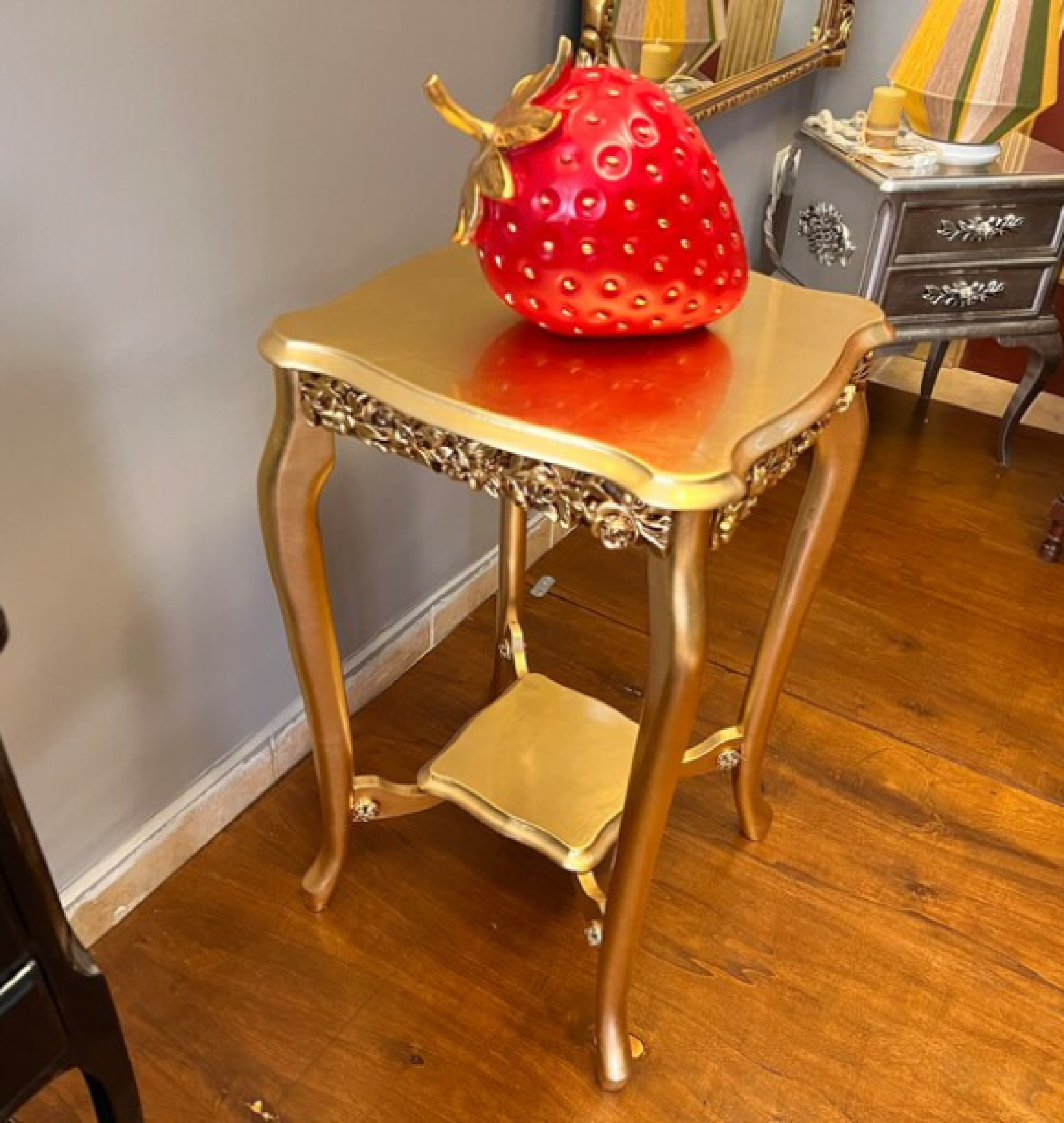 gold table
