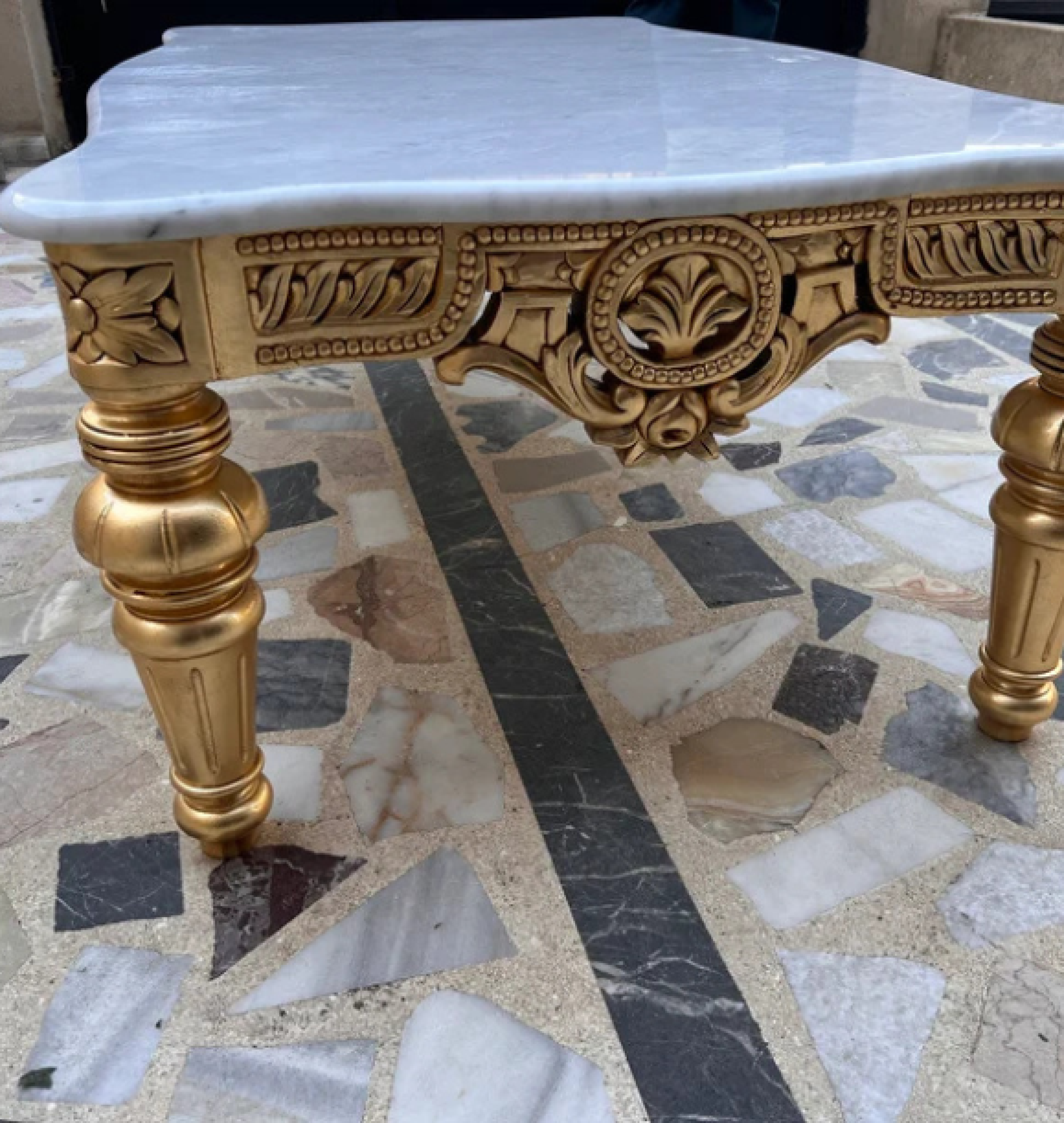 gold table