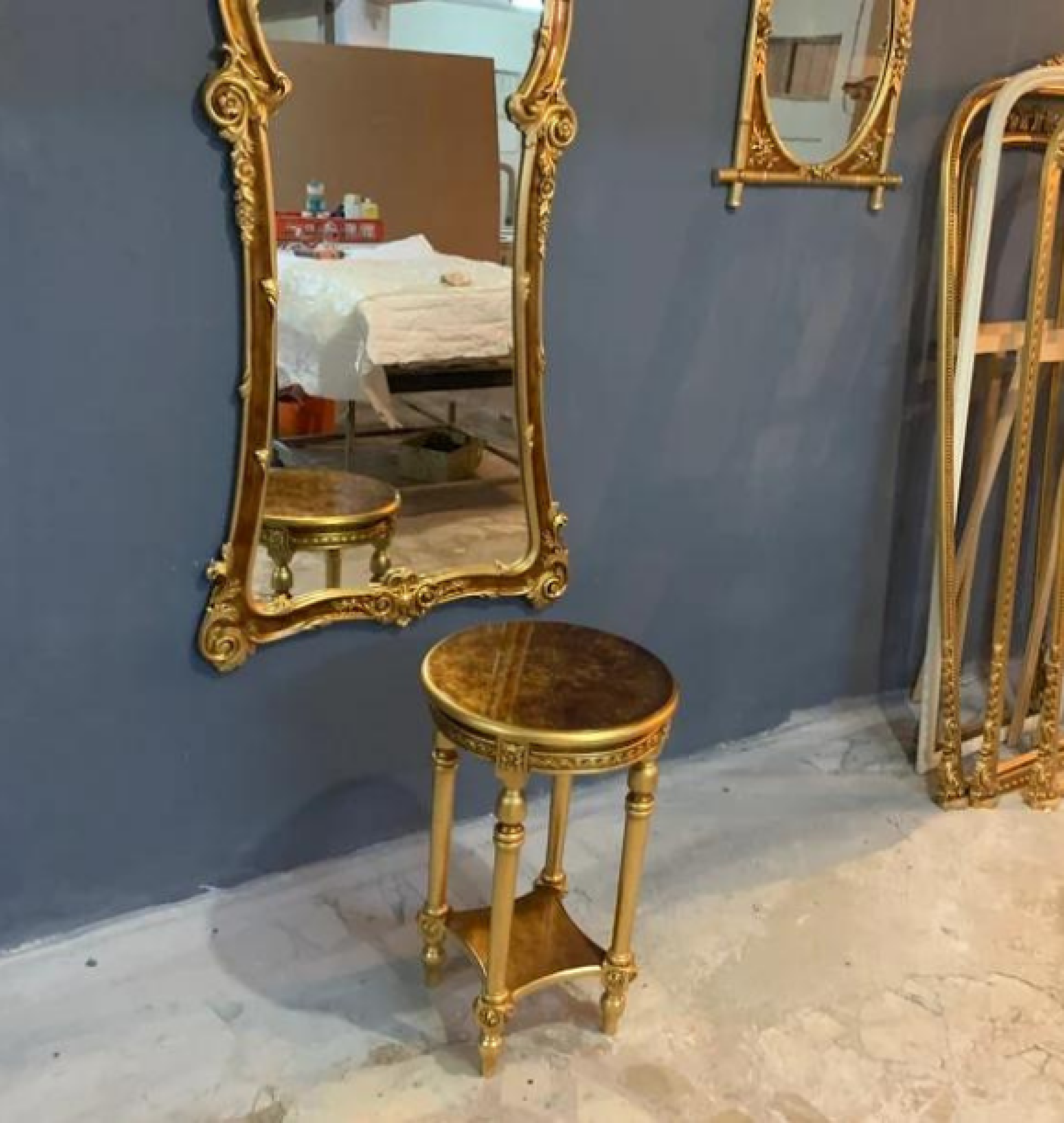 gold table