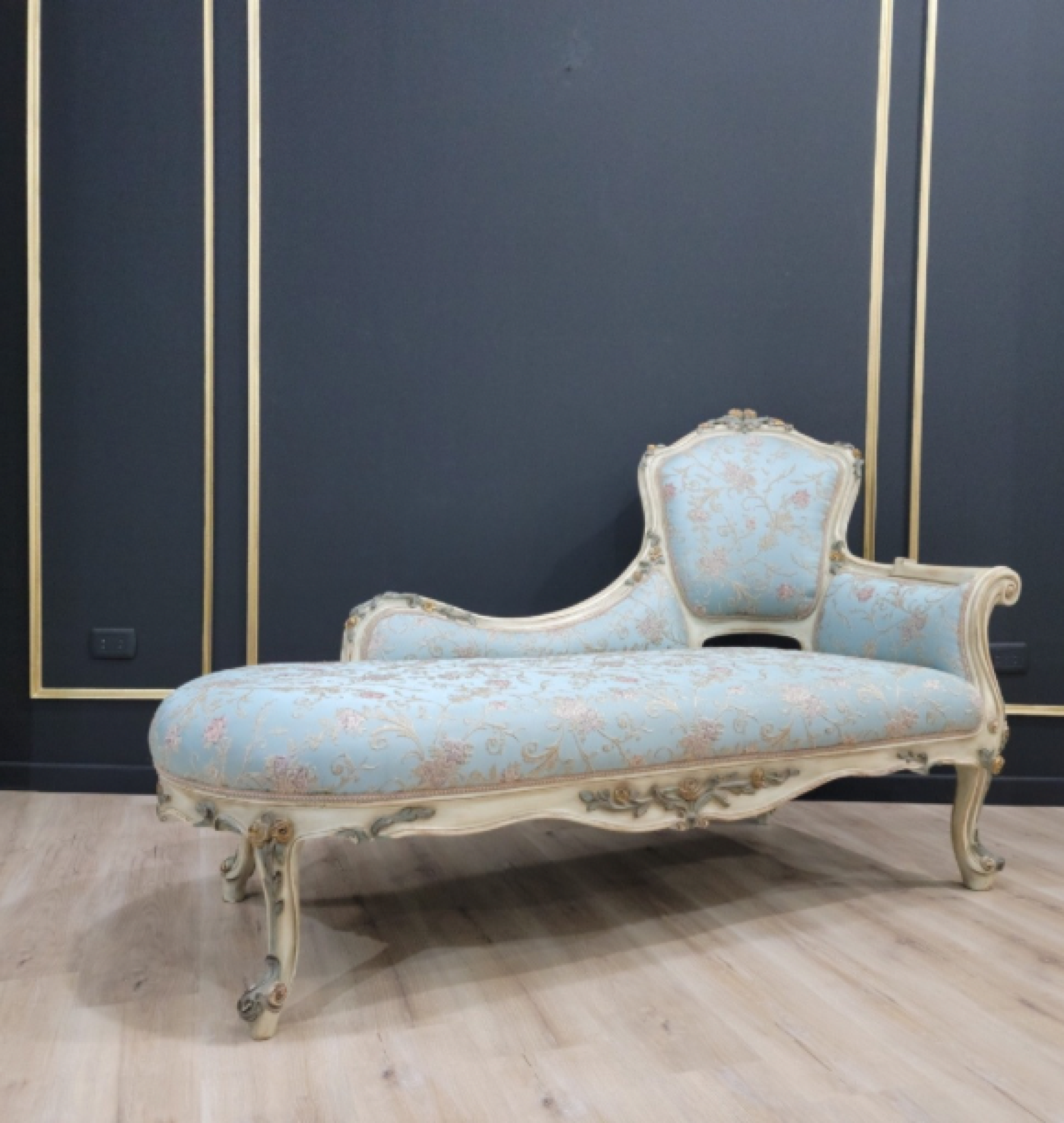 powder chaise