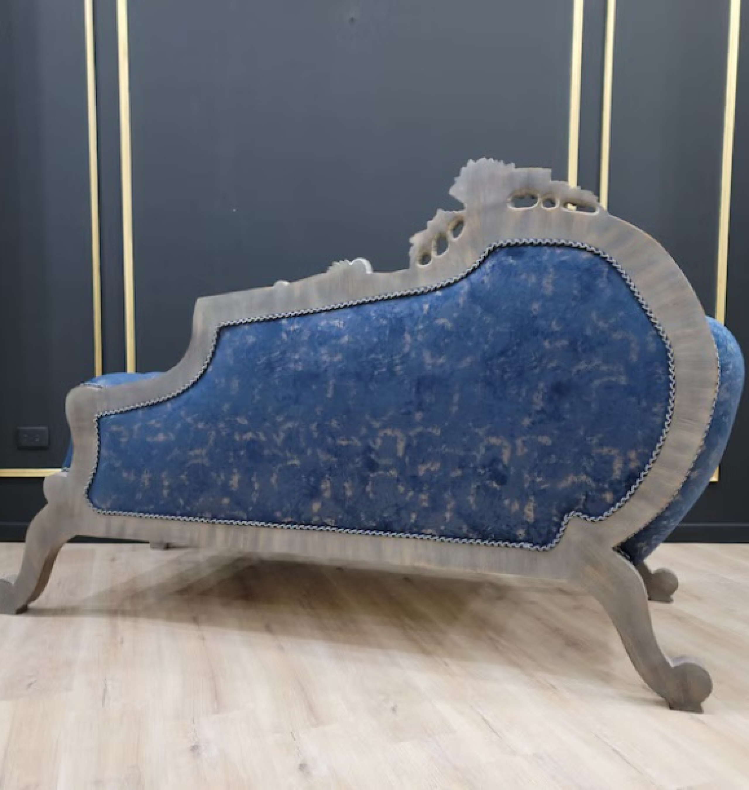 sapphire chaise