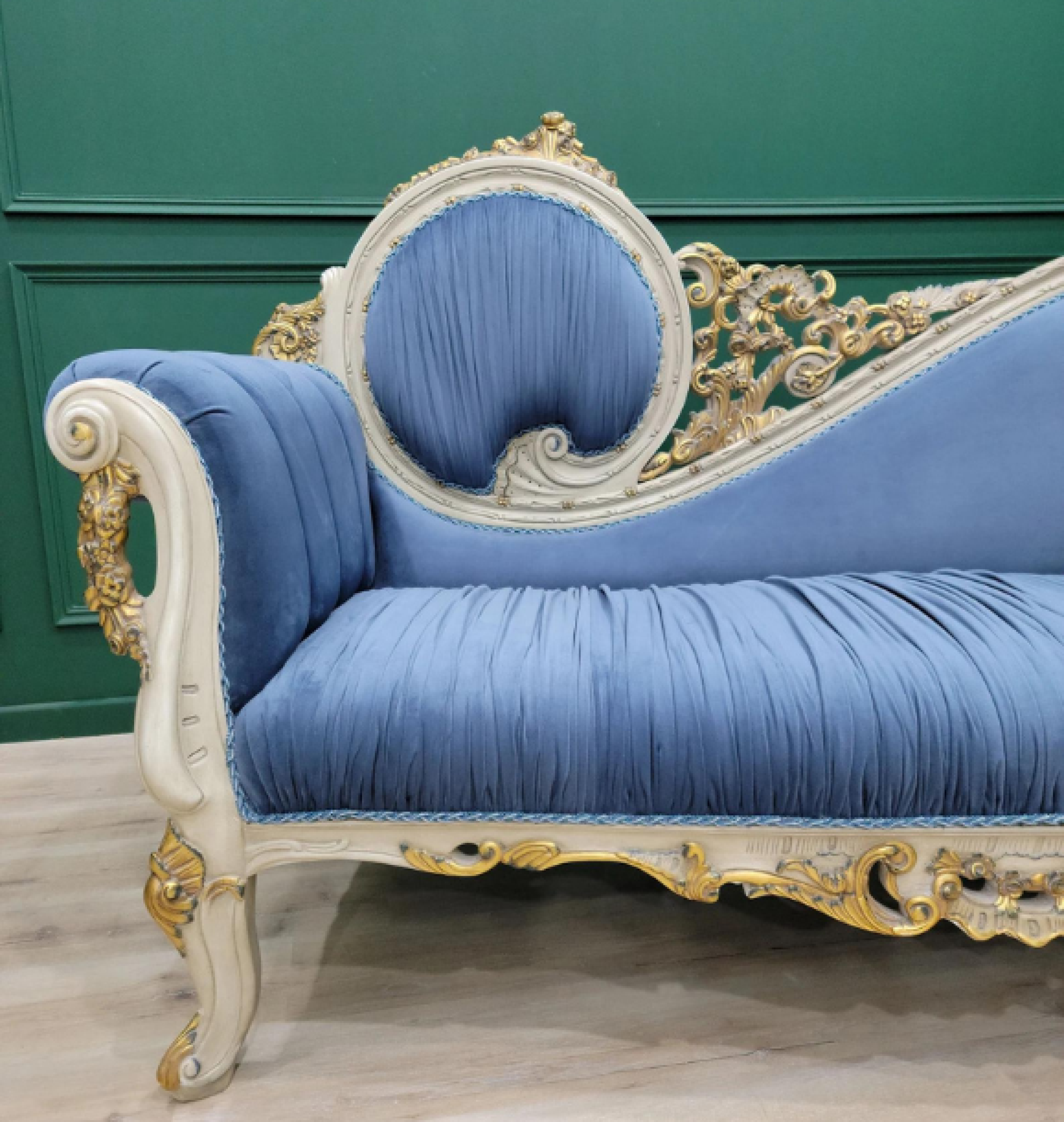 sapphire chaise