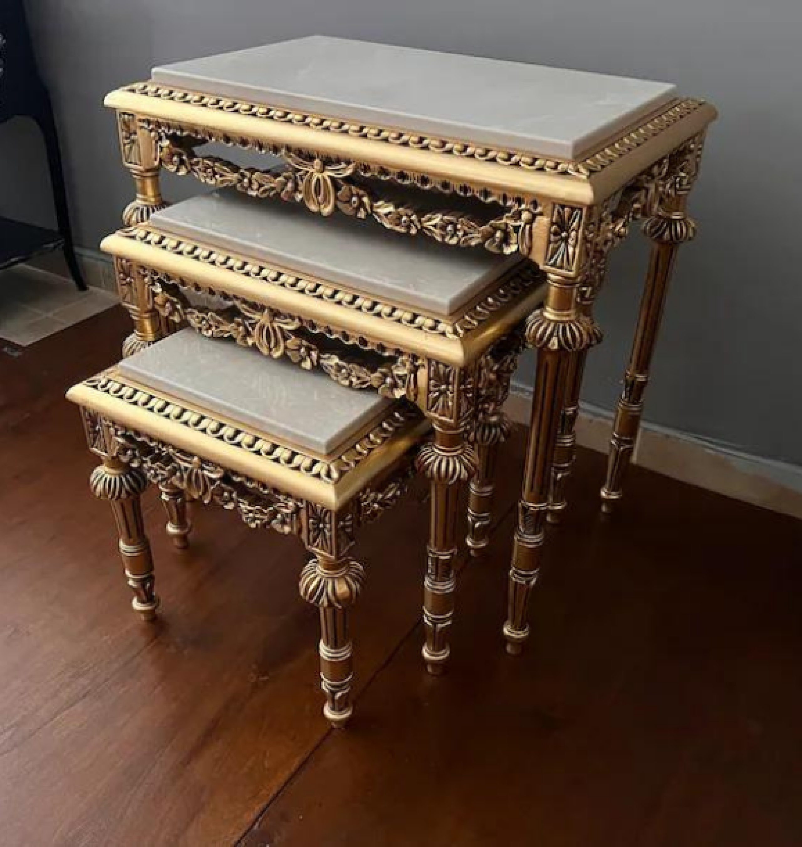 gold table