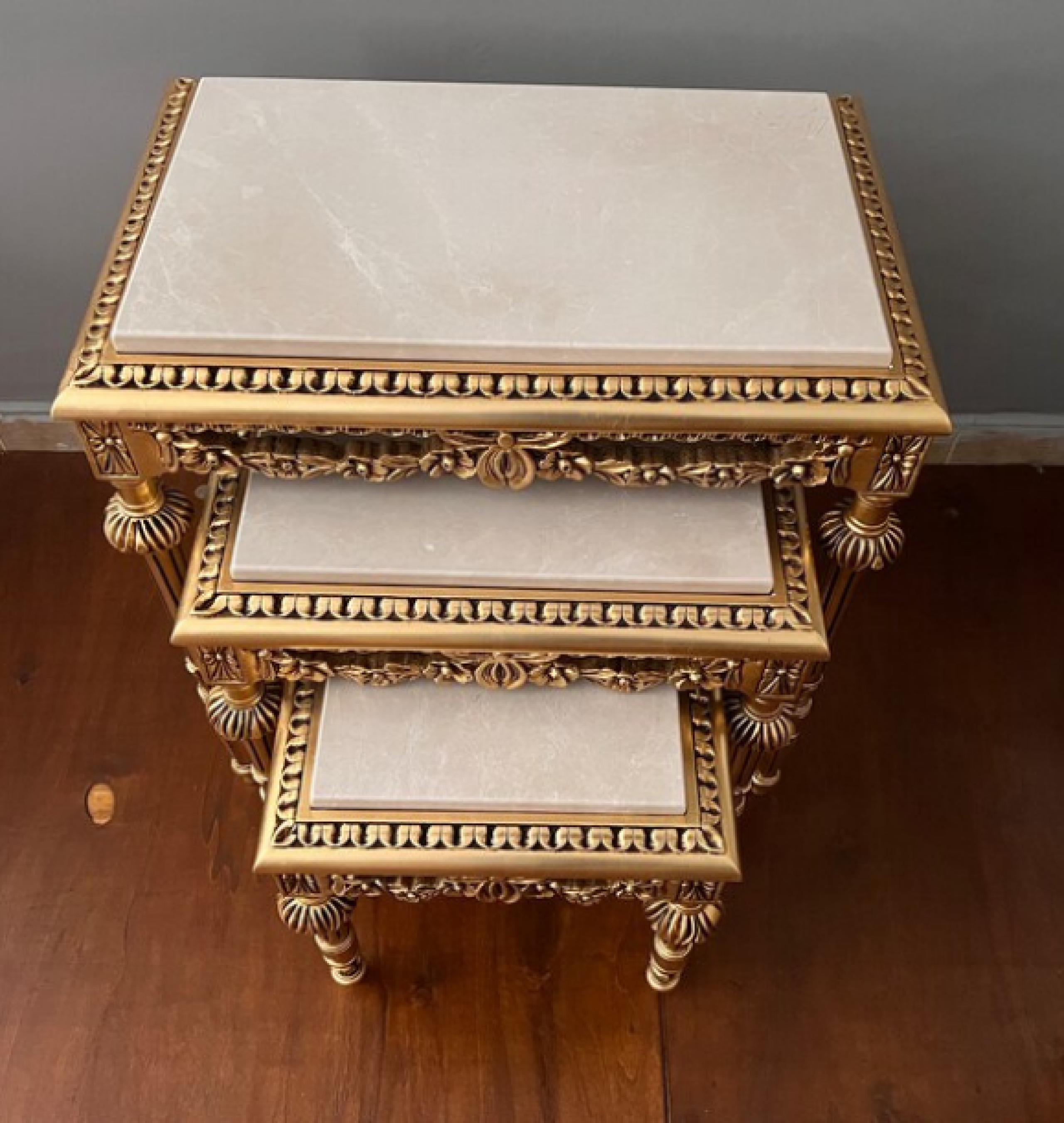 gold table