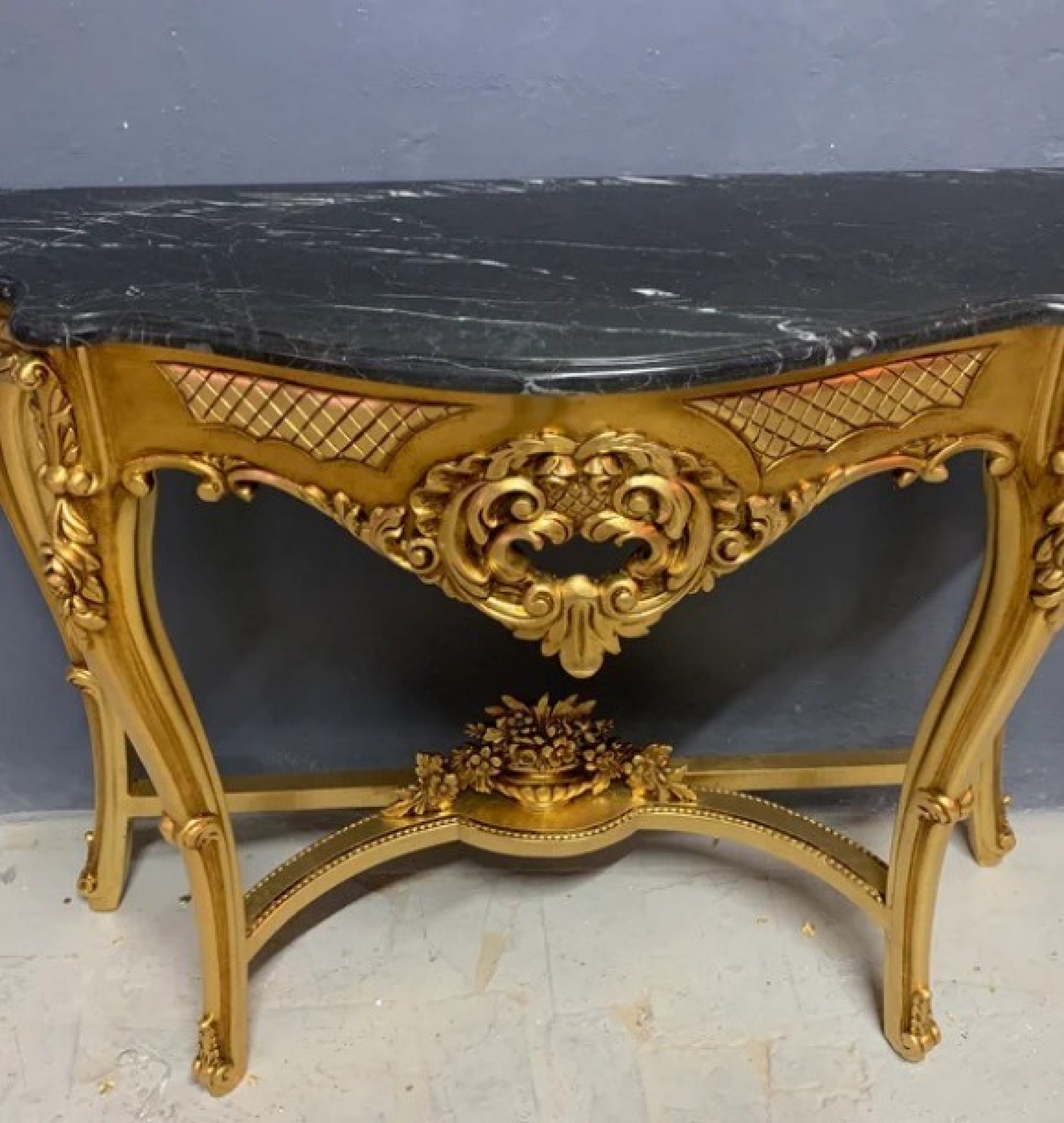 gold table