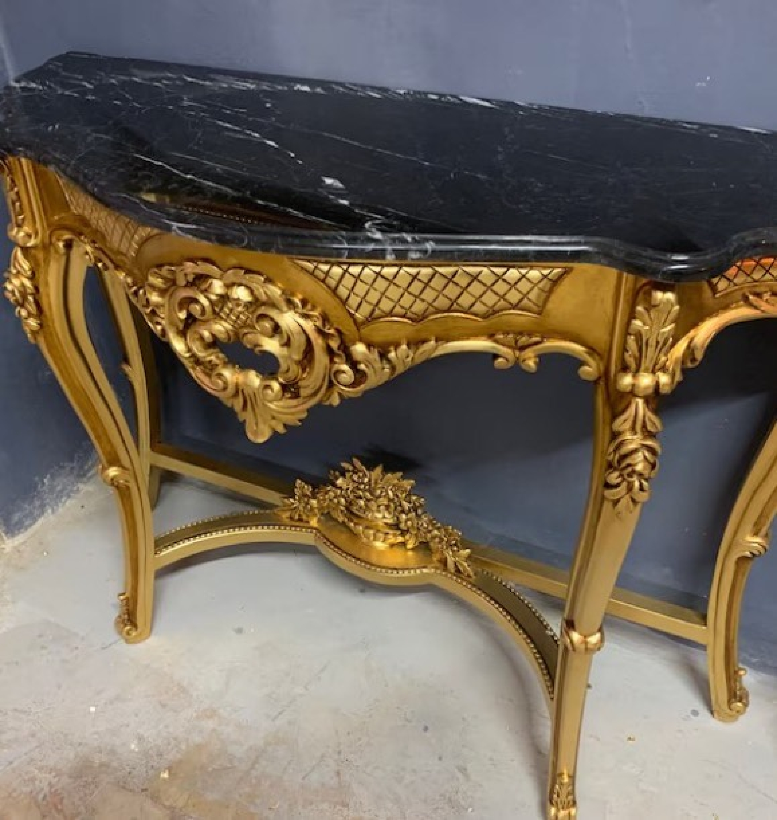 gold table